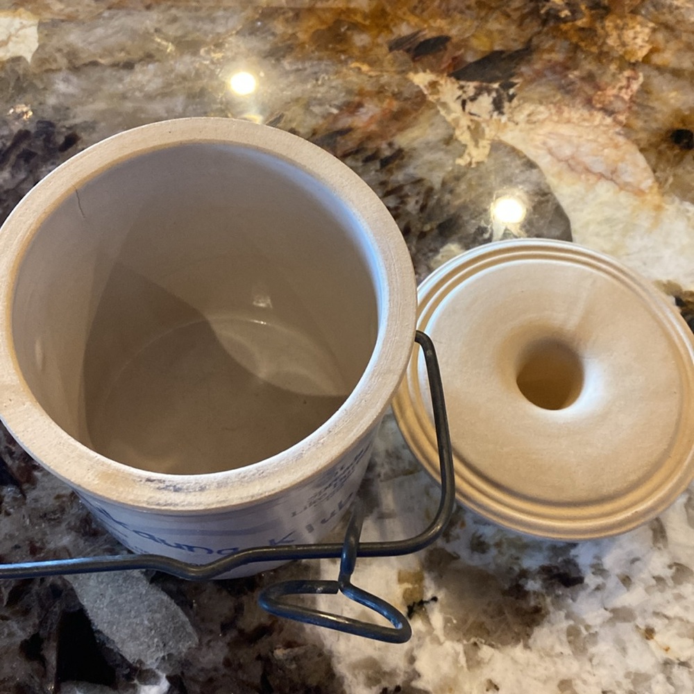 Kaukauna Kline crock, one small chip on the very bottom front..great condition - Picture 7 of 7